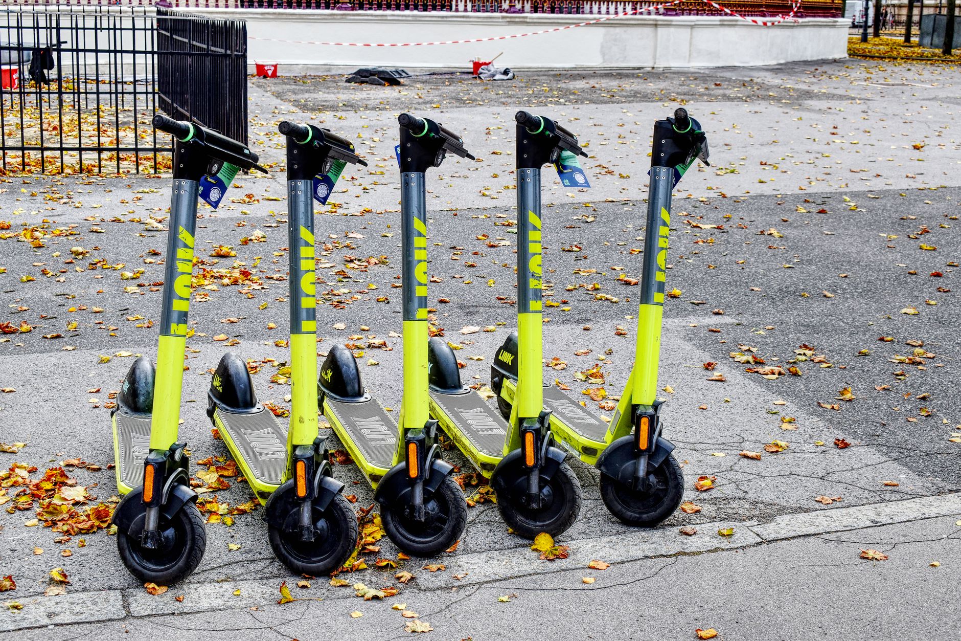 Jugendliche E-Scooter-Fahrer flüchten nach Zusammenstoß mit zehnjährigem Mädchen: Zeugen in Lohfelden gesucht