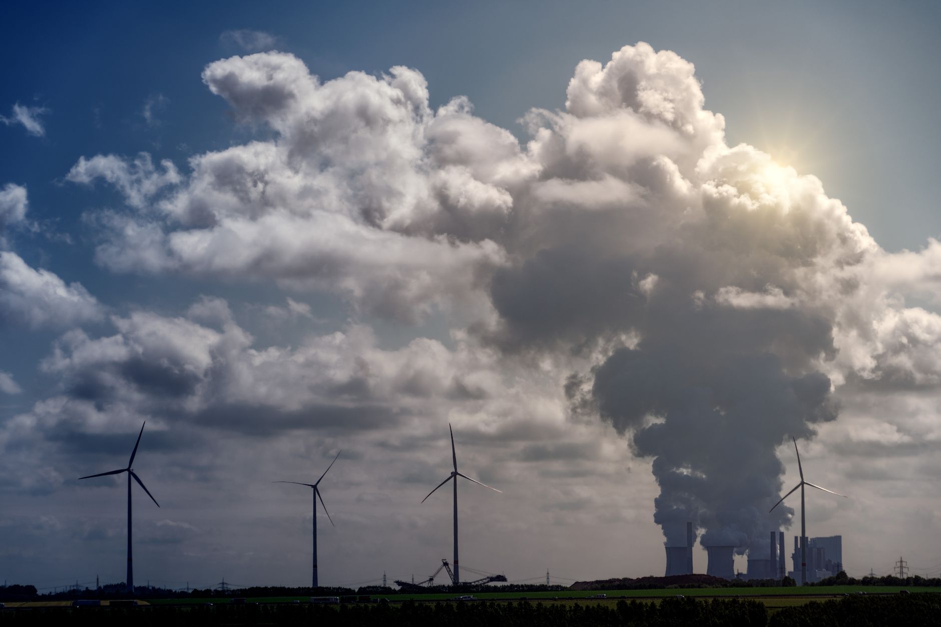 Ex-Kohlekraftwerk Frimmersdorf: RWE sprengt riesigen Schornstein