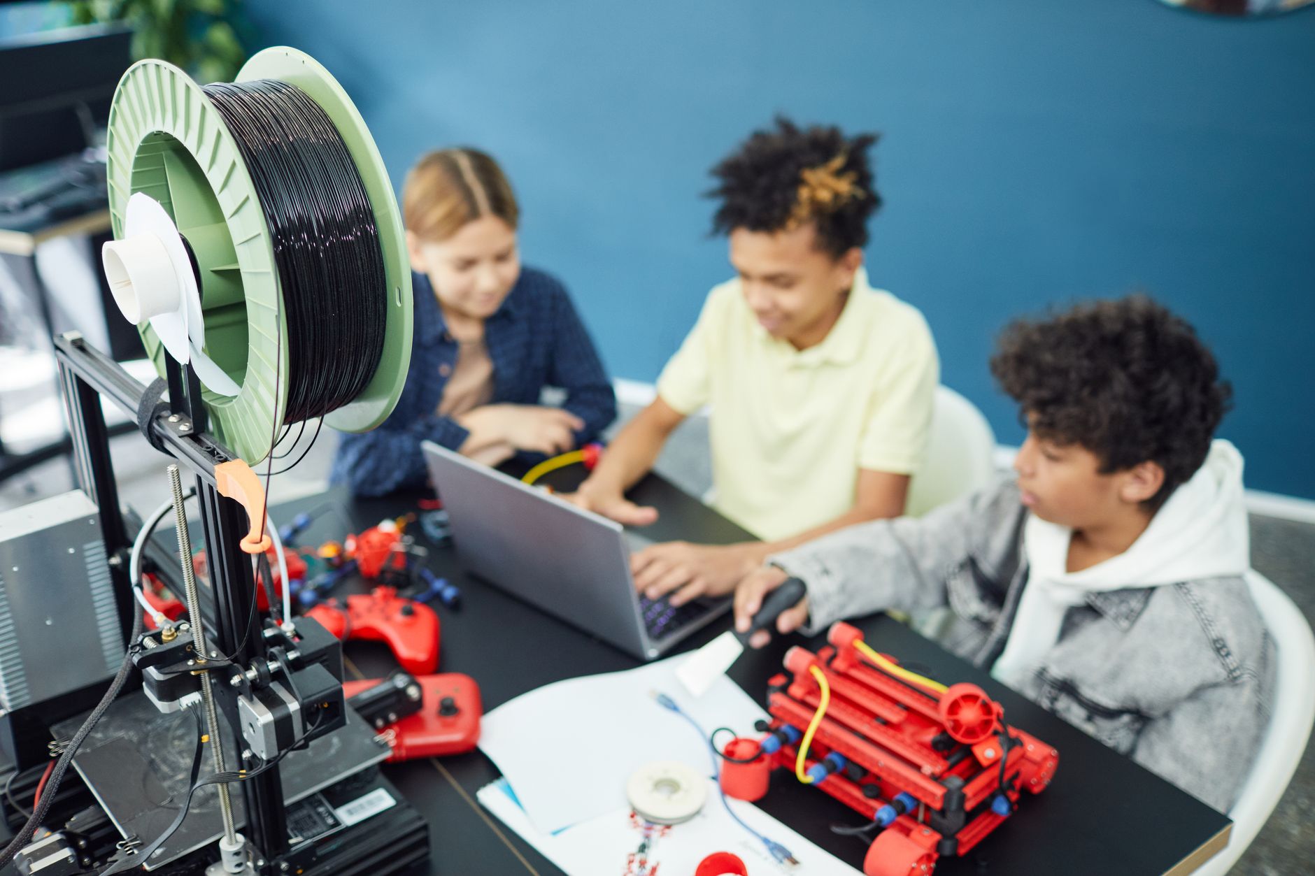 KI-Anproben statt 3D-Modelle: Was moderne Virtual-Try-On-Systeme heute können