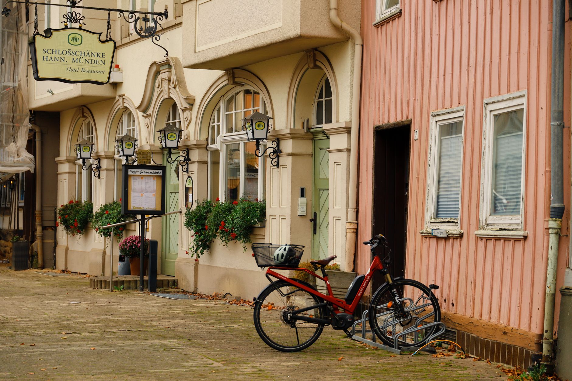 Marburg-Biedenkopf: · Von E-Scooter angefahren - Zeugen gesucht! · Benzindiebstahl auf Parkplatz · Heckscheibe eingeschlagen · Unfall mit drei Verletzten auf B 3