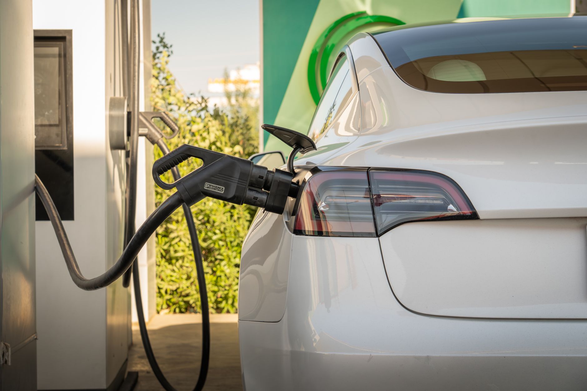 Ostdeutsche Automobilindustrie zwischen Tesla-Investitionen und VW-Krise