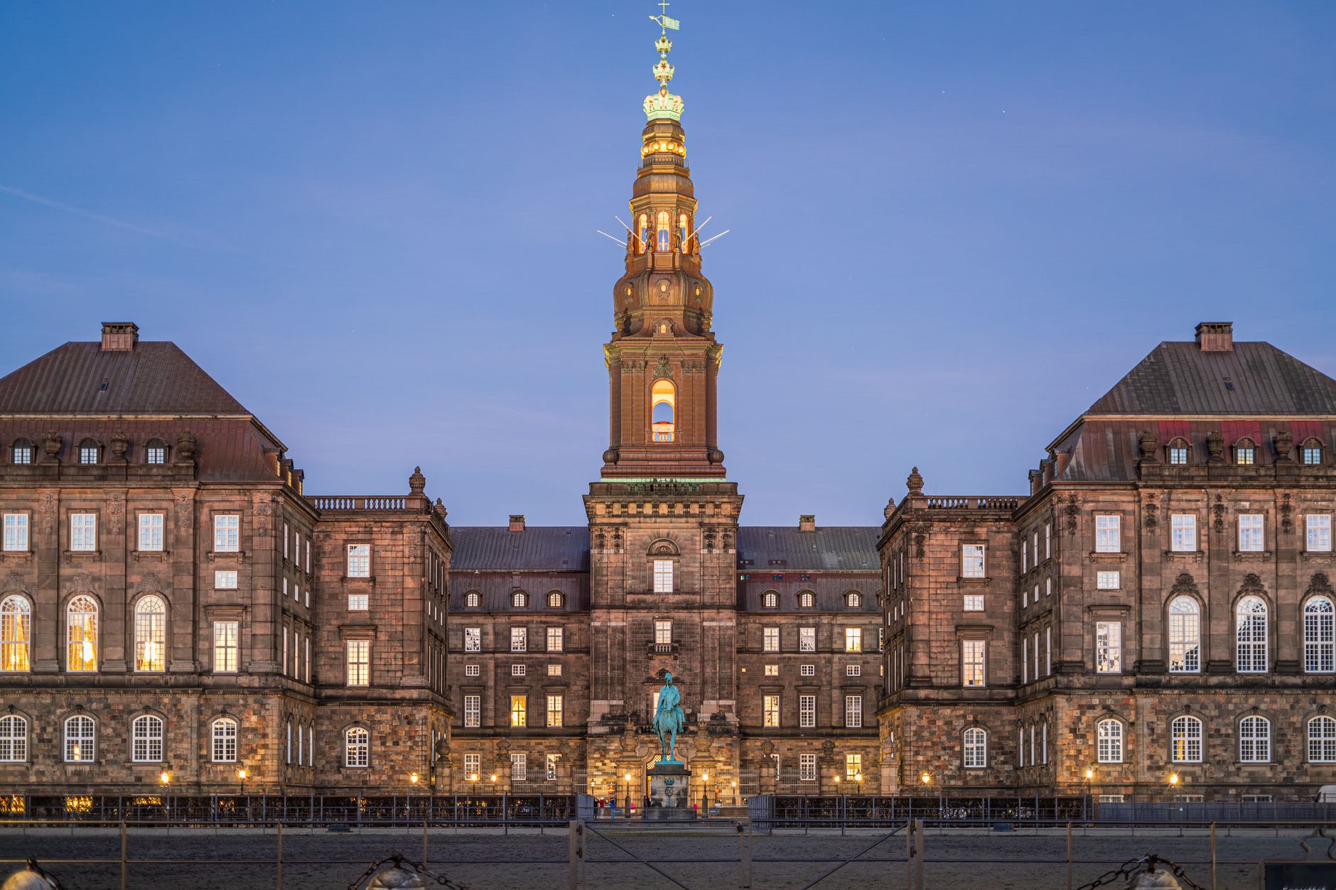 König Haakon Viii. legt Eid im norwegischen Parlament ab