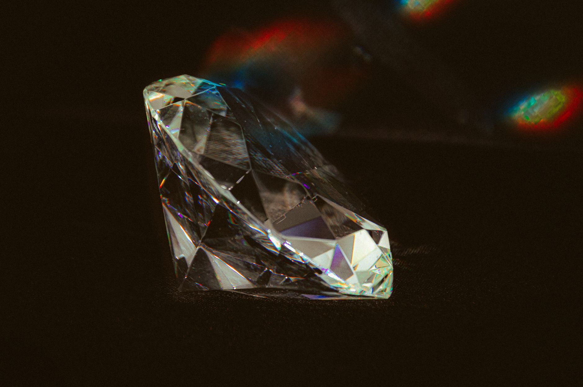 Schmelzende Diamanten: Neues Laser-Experiment liefert Antworten für Astrophysik und Kernfusion