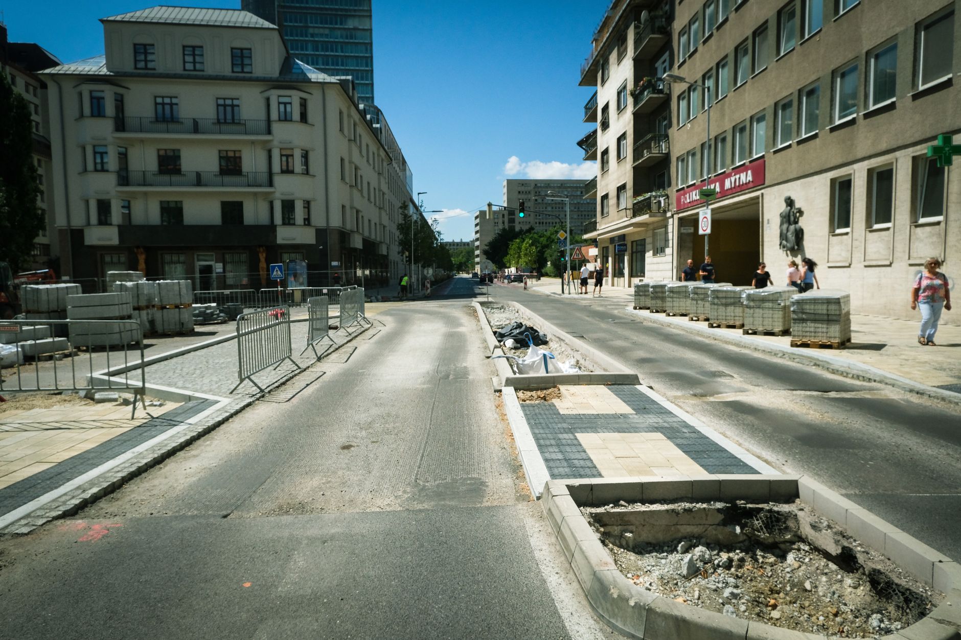 Diebstähle aus Autos - Diebstahl von Baustelle - Verwenden verfassungswidriger Kennzeichen - Geldbörse entwendet