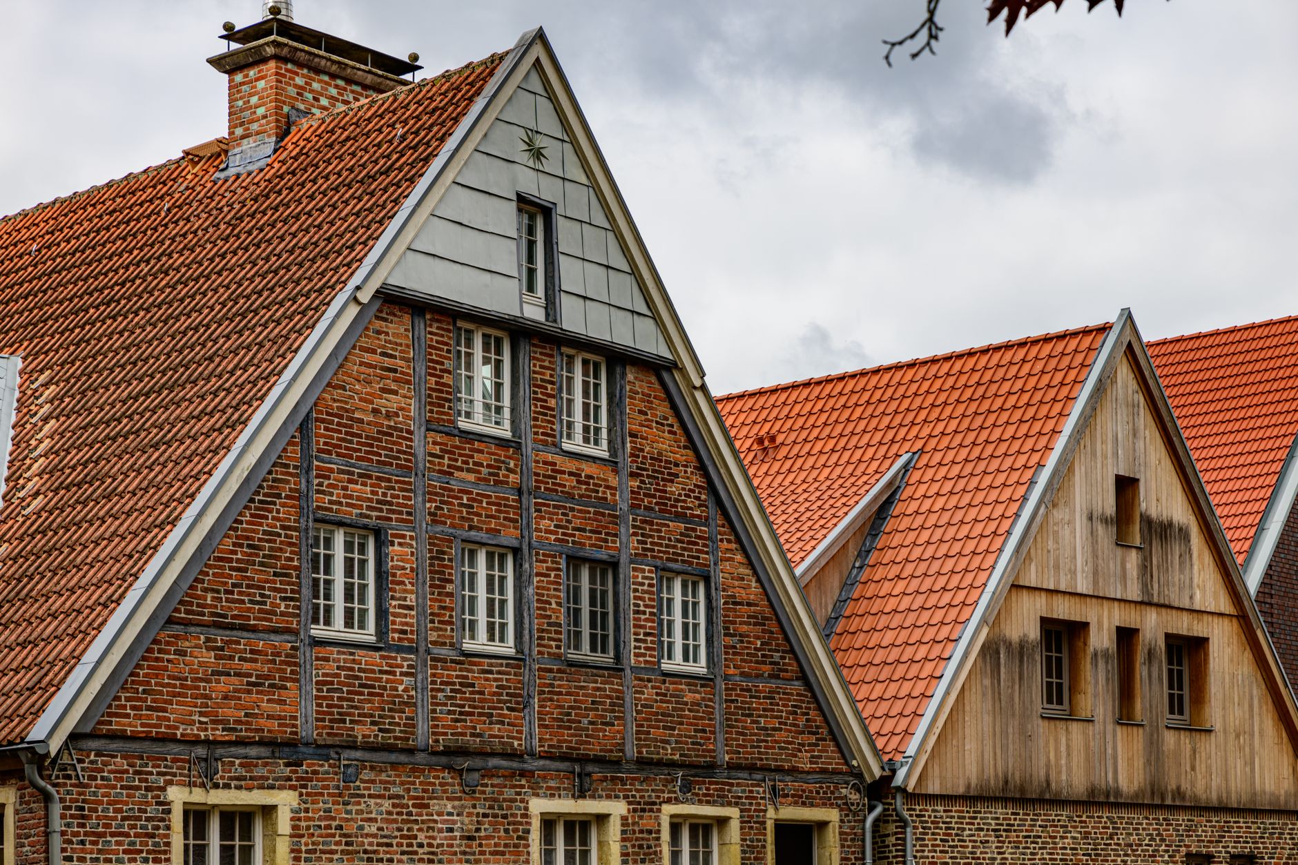 Büttelborn - Dachstuhlbrand in Mehrfamilienhaus
