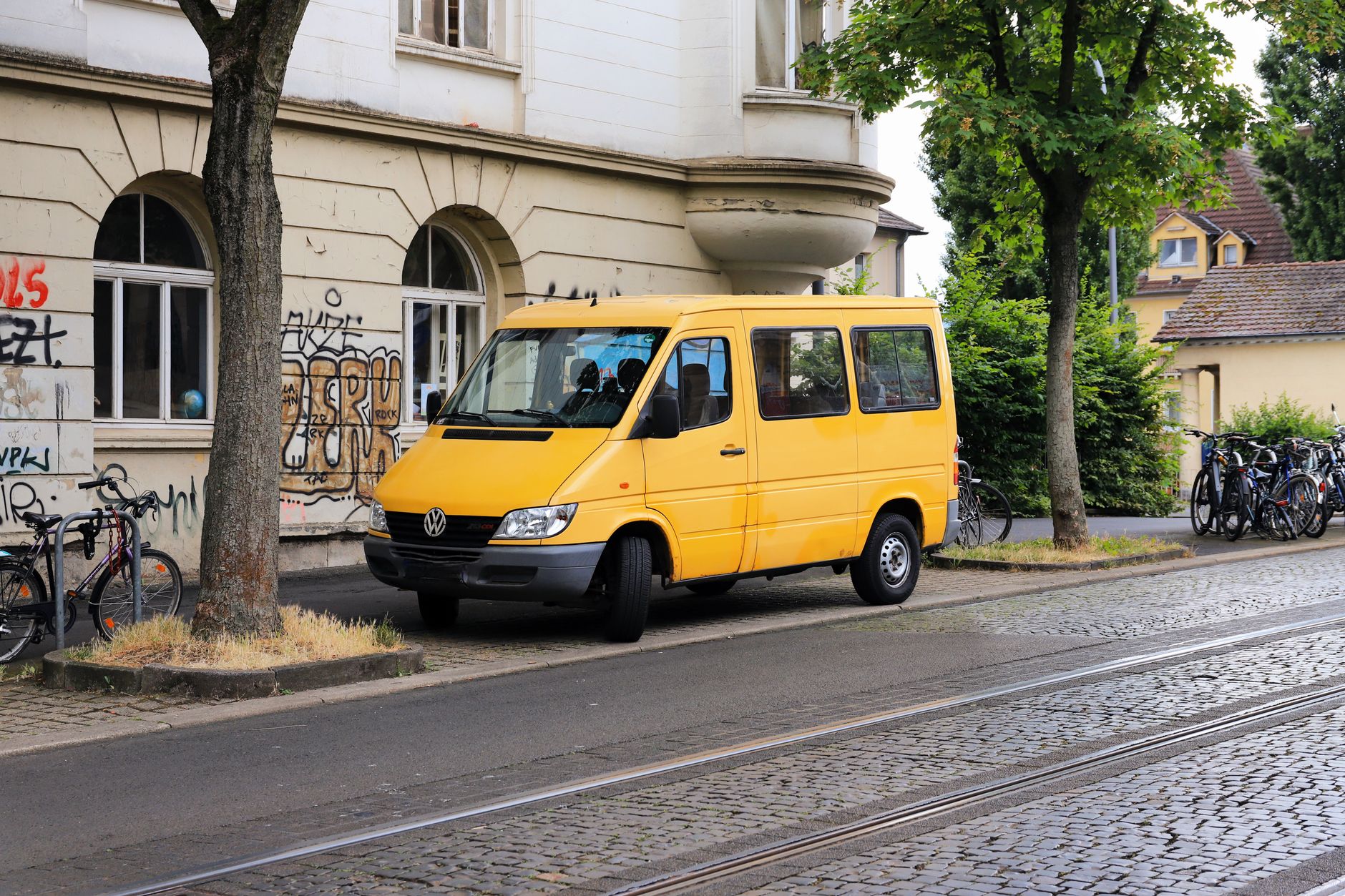 Diebstahl aus Auto - Fahrräder entwendet - Verwenden von Kennzeichen verfassungswidriger Organisationen