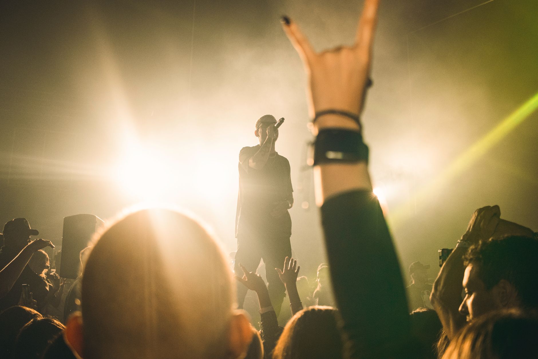 Haftbefehl: Rapper steht bei Konzert in Frankfurt am Main wieder auf der Bühne (mit viel Hilfe)