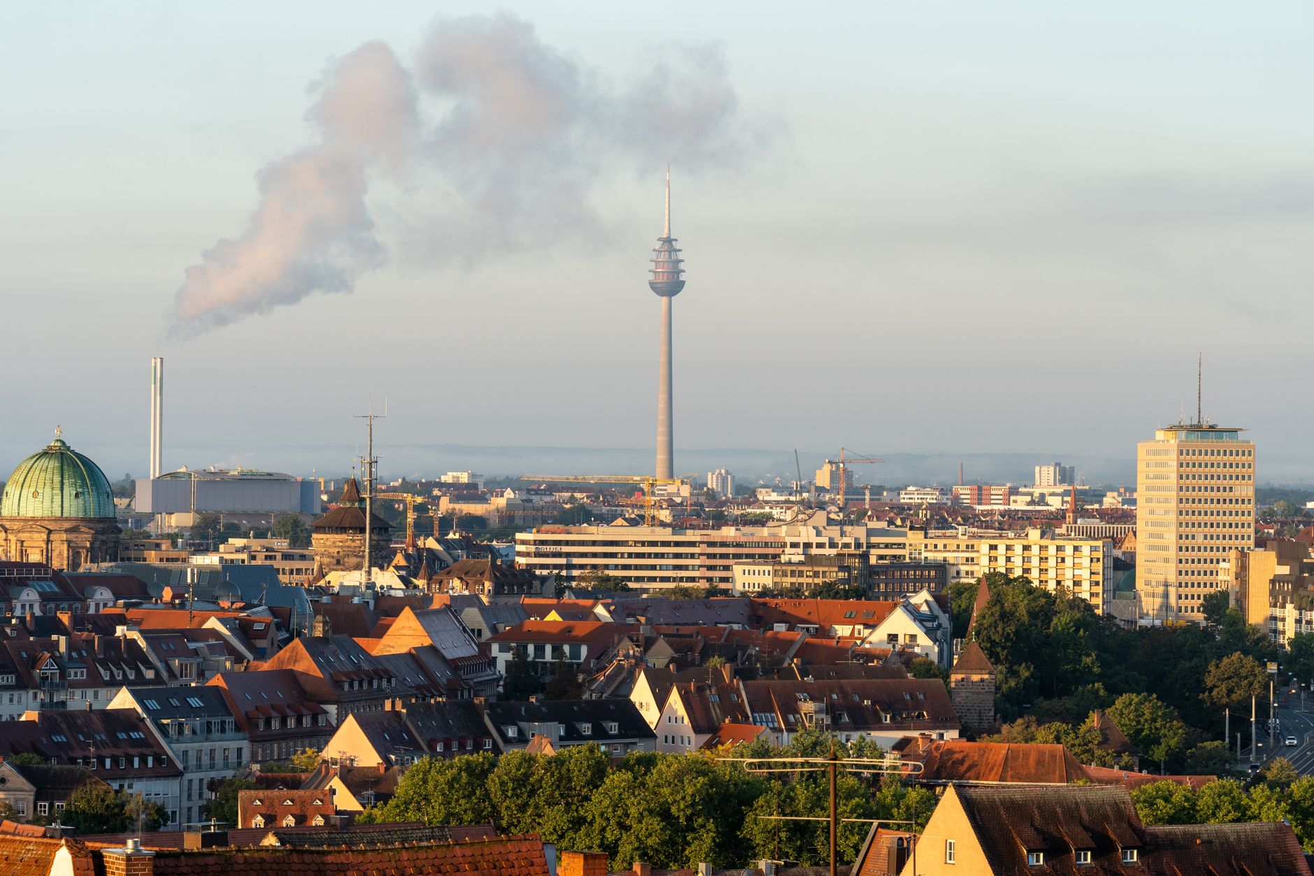 Konjunktur - Wirtschaftsforschungsinstitute verdoppeln Wachstumsprognose - Warken bekräftigt Beibehaltung des Reformkurses