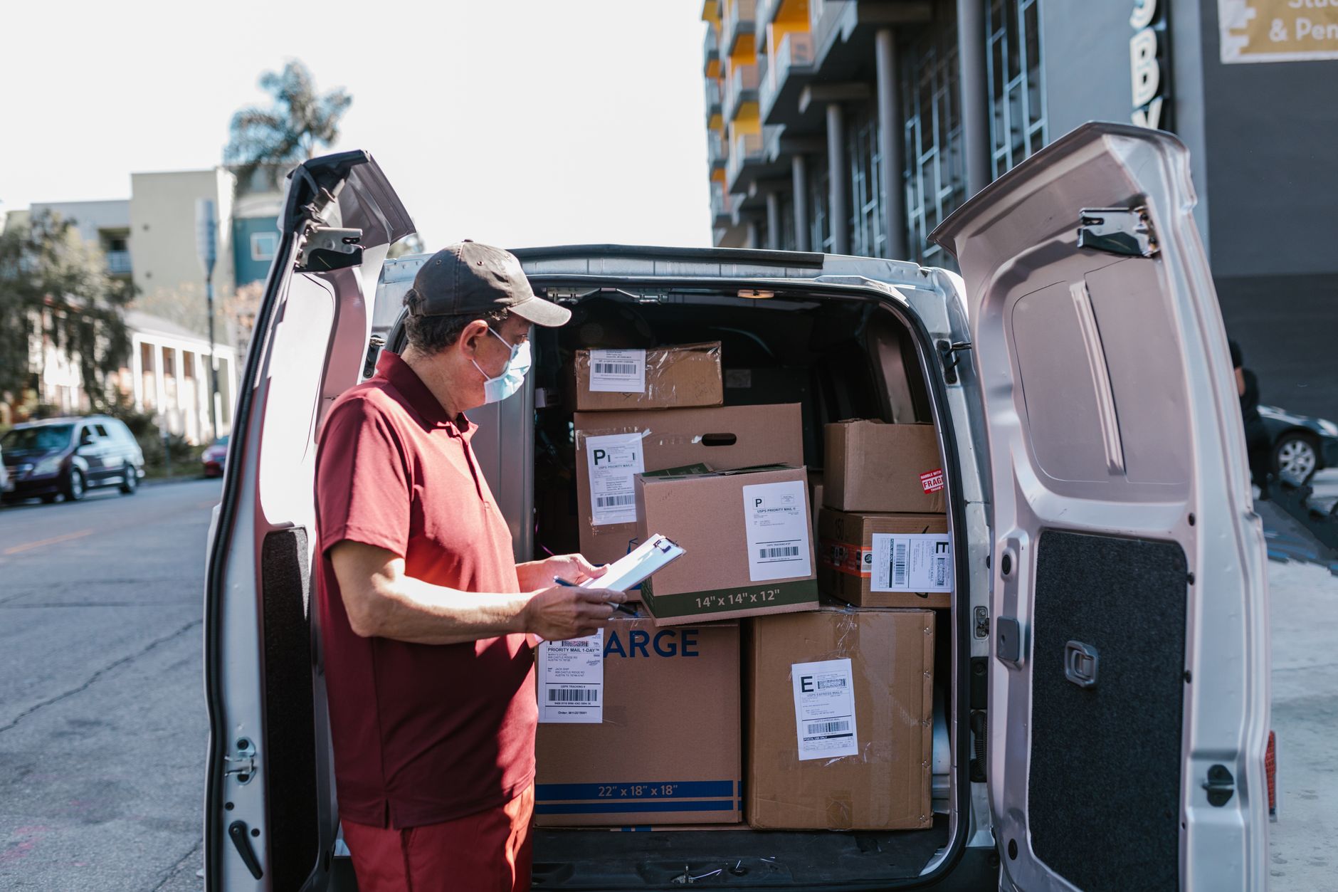 Paketzustellung - DHL will für schwere Pakete branchenweit Zustellung zu zweit