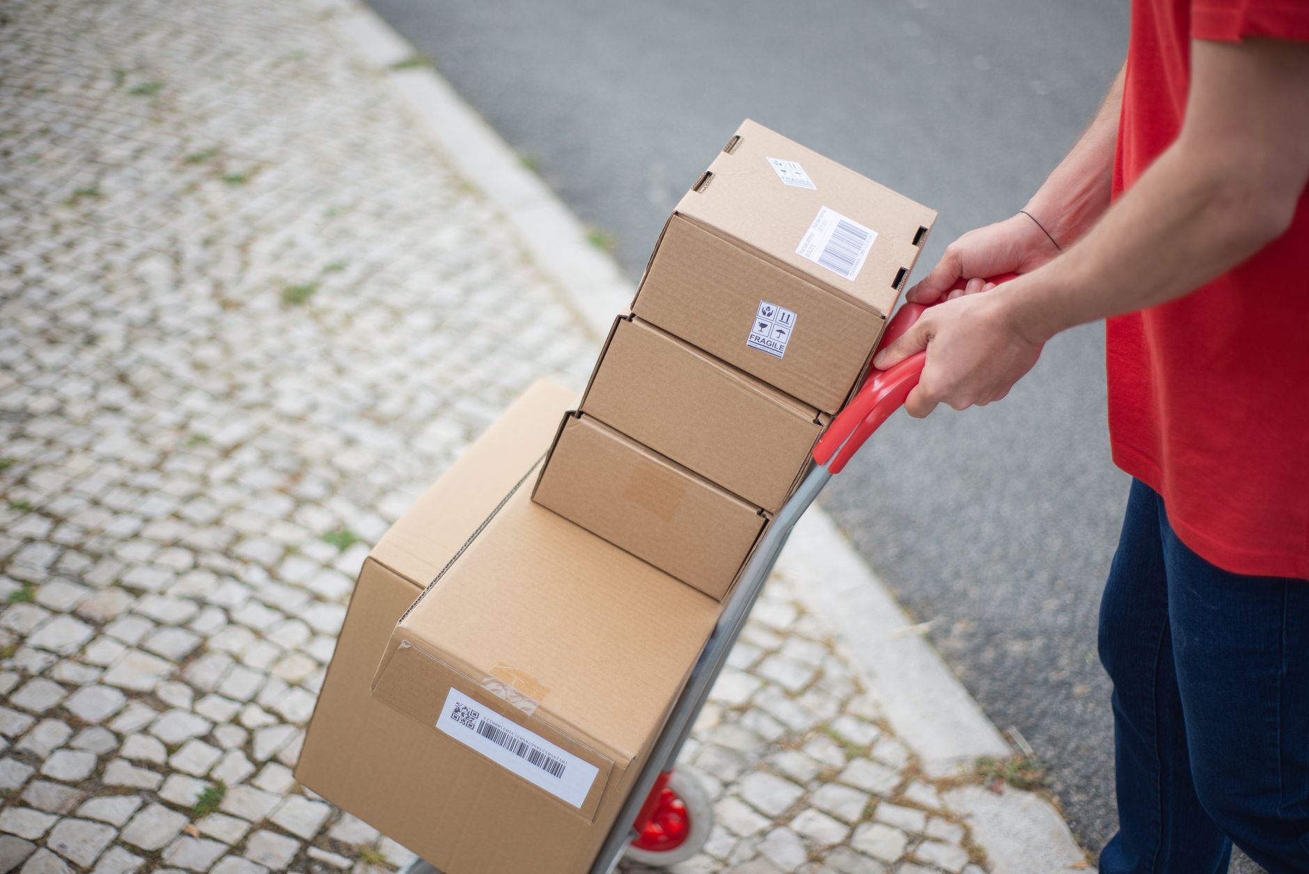 DHL will für schwere Pakete branchenweit Zustellung mit zwei Boten