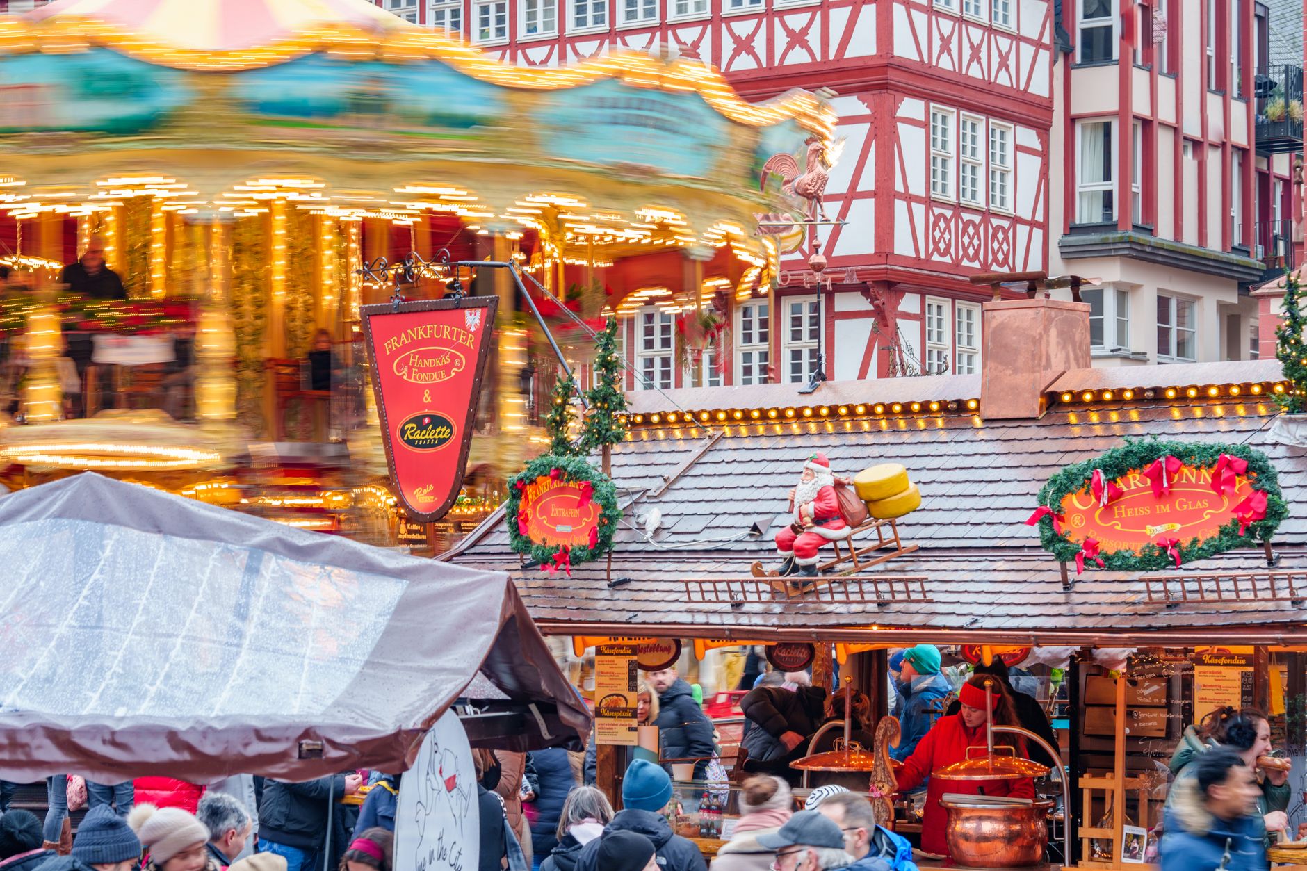 20.000 Kleidungsstücke und Schuhe auf Frankfurter Flohmarkt sichergestellt