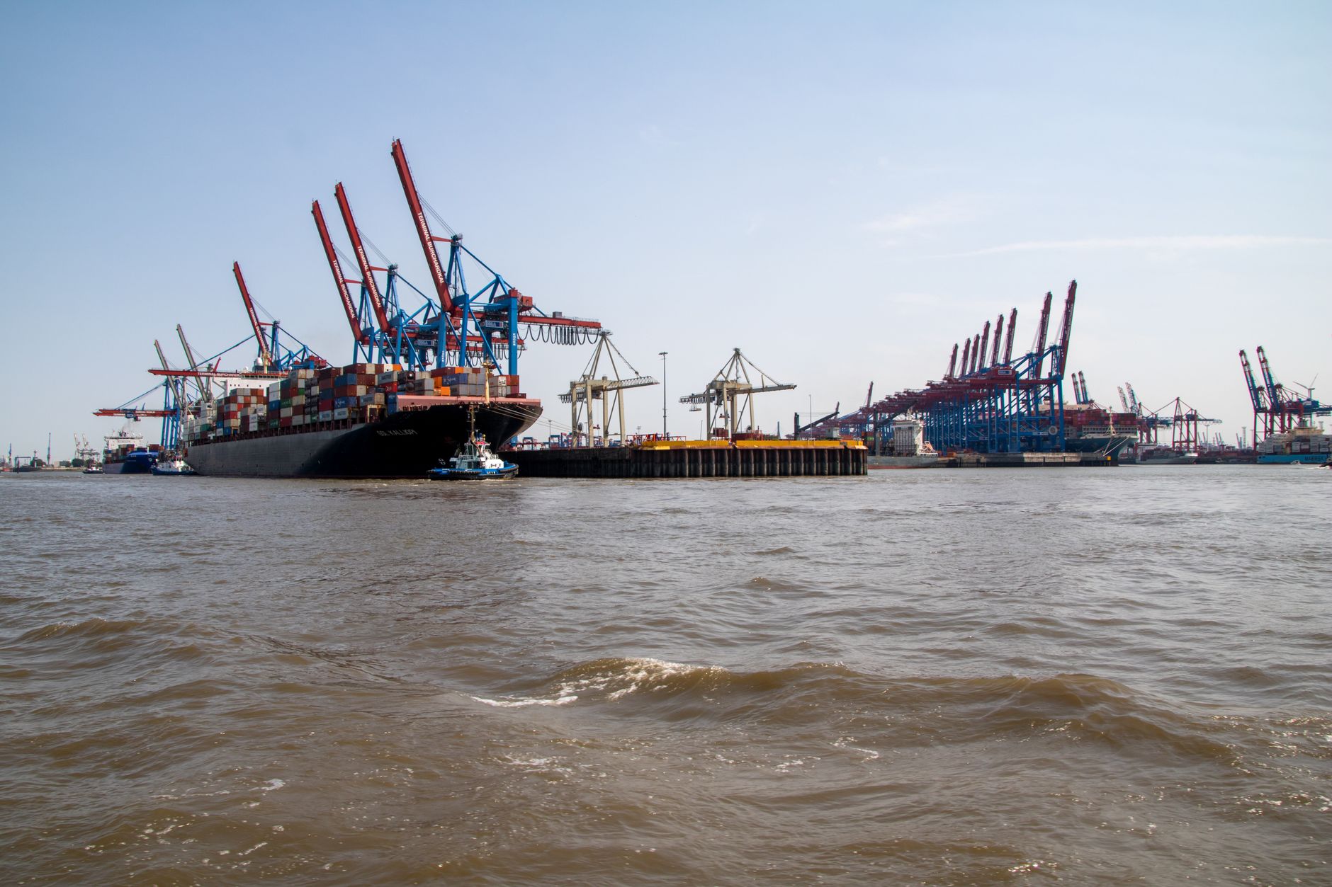 Somalische Piraten halten Schiff mit acht Deutschen fest