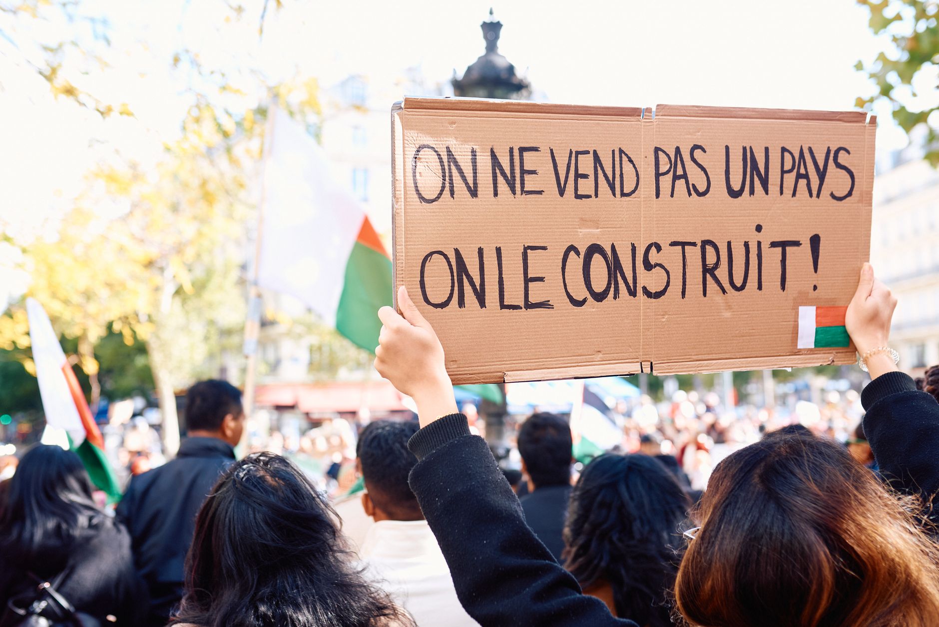 Ausschreitungen in Frankreich: Fassungslosigkeit und Schuldzuweisungen