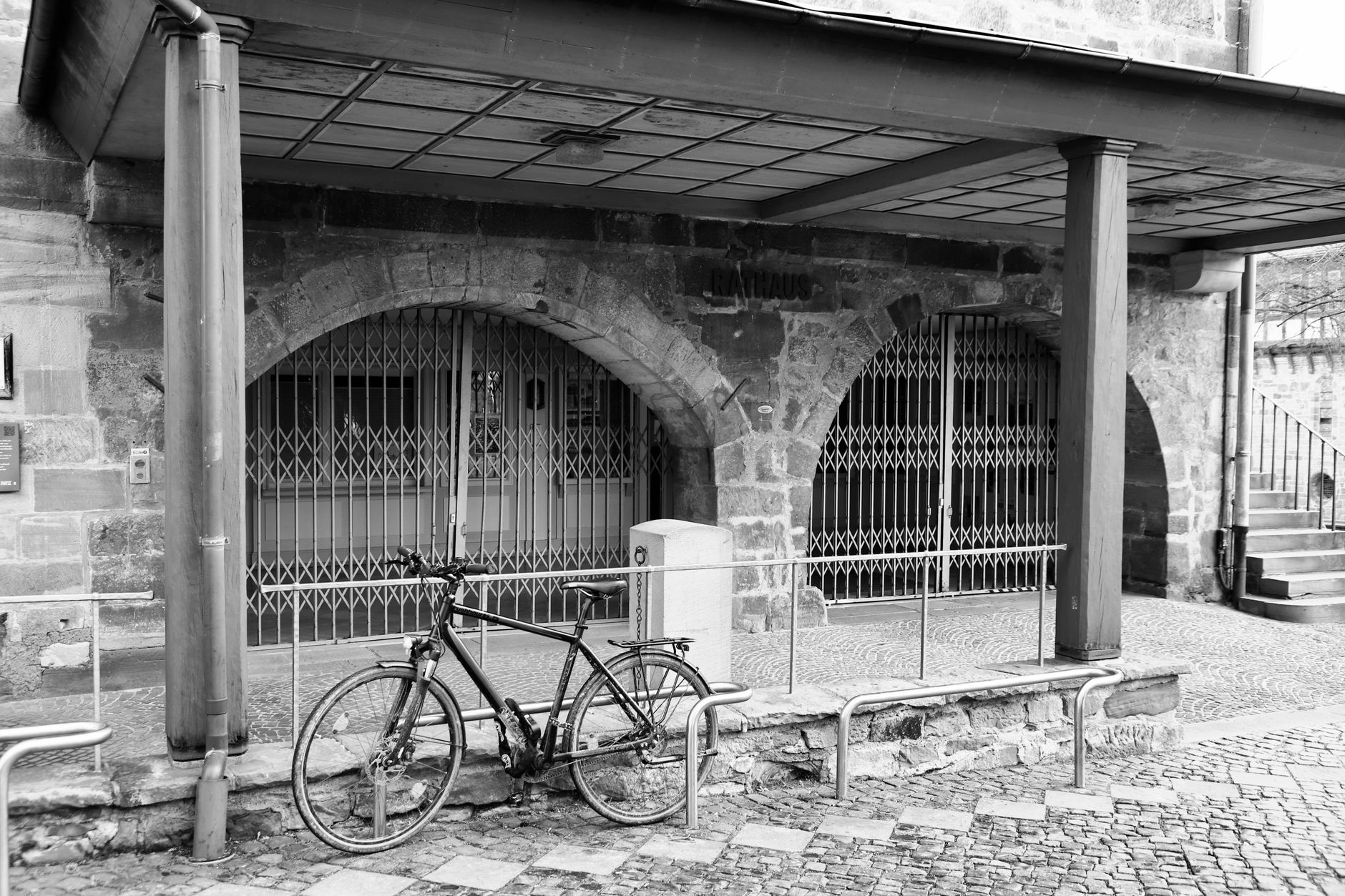 Marburg-Biedenkopf: · Autoräder abmontiert · Fensterscheibe eingeworfen · Silberfarbener Ford nach Unfallflucht gesucht