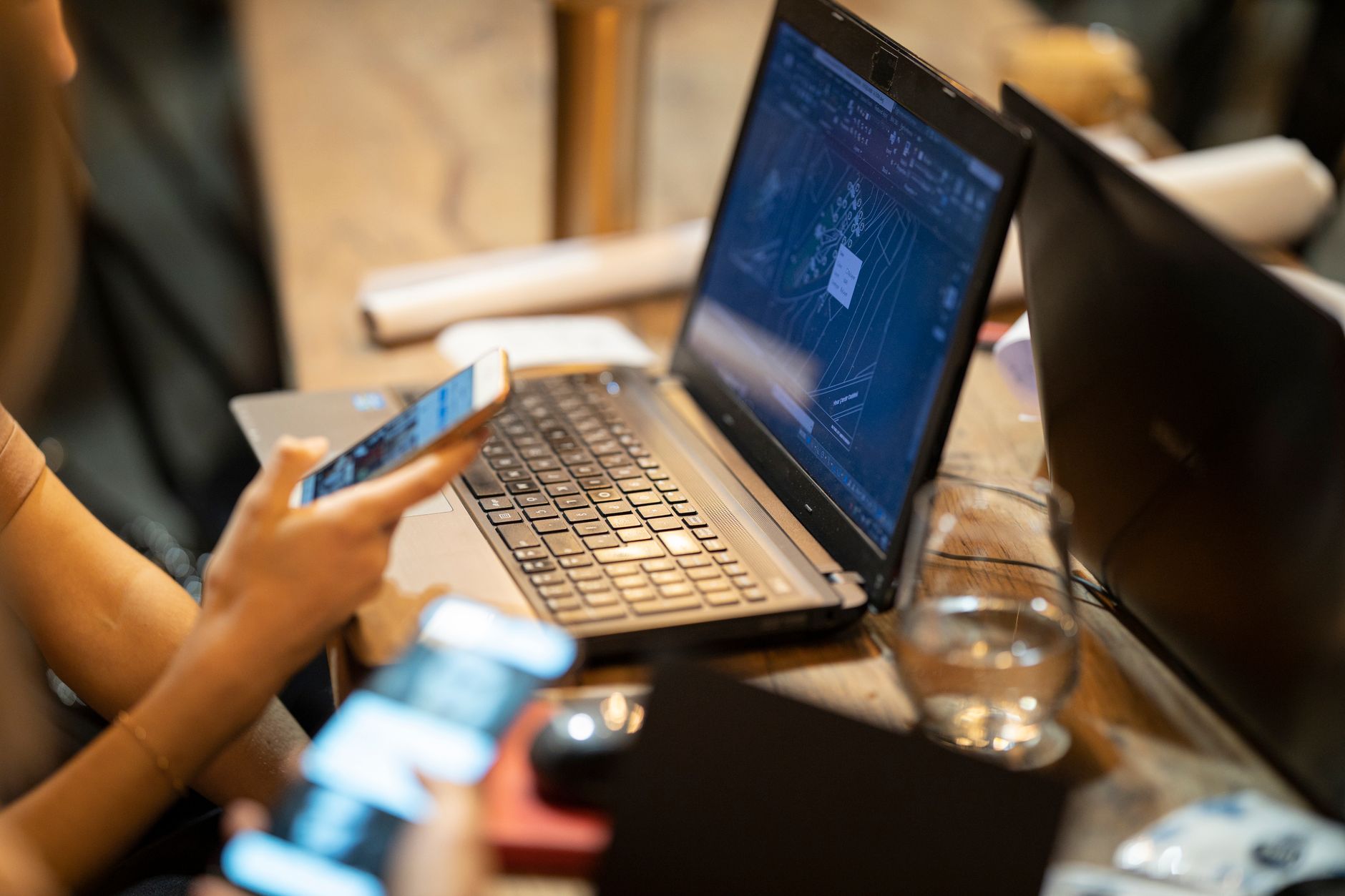Studie zeigt: Multitasking ist möglich – wenn dein Gehirn diese Umleitung nutzt